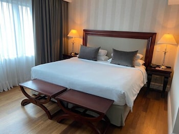 Classic Room, 1 King Bed, Pool Access