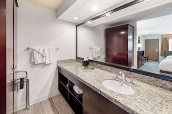 Standard Room, 2 Queen Beds, Non Smoking, Refrigerator & Microwave (Pet Friendly)
