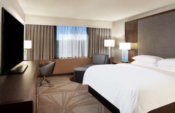 Room, 1 King Bed, Accessible (Mobility & Hearing, Roll-in Shower)