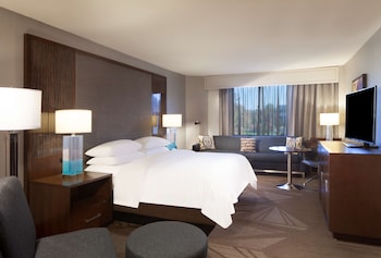 Executive Room, 1 King Bed, Corner (Concierge Floor)