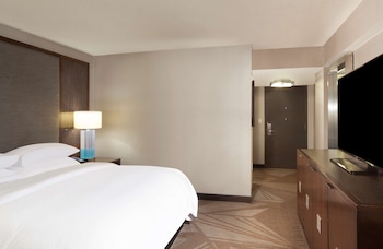 Room, 1 King Bed, Accessible (Mobility & Hearing, Roll-in Shower)