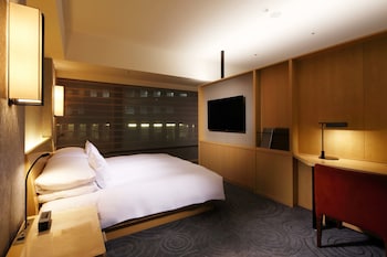 Junior Suite King, Non Smoking (Breakfast & Club Lounge Access Included)