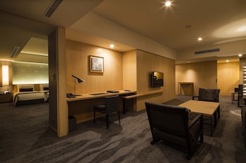Executive Suite King, Non Smoking (Breakfast & Club Lounge Access Included)