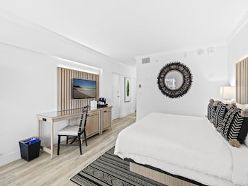 Room, 1 King Bed, Balcony, Partial Ocean View