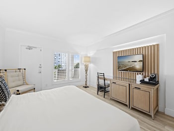 Room, 1 King Bed, Balcony, Partial Ocean View