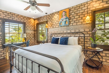 Deluxe Room, 1 King Bed, Roll-in Shower, Ocean View