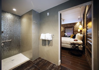 Deluxe Room, 1 King Bed, Roll-in Shower, Ocean View