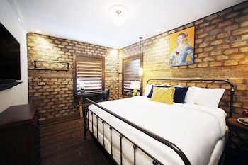 Deluxe Room, 1 King Bed, Roll-in Shower, Ocean View