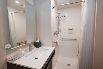 Standard Room, 1 King Bed, Accessible (Comm)