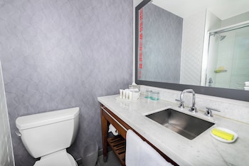 Premier Room, 1 King Bed (Hearing Accessible)