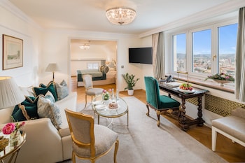 Signature Suite, 1 King Bed, City View