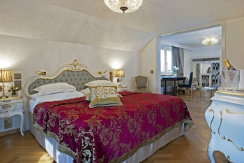 Signature Suite, 1 King Bed, City View