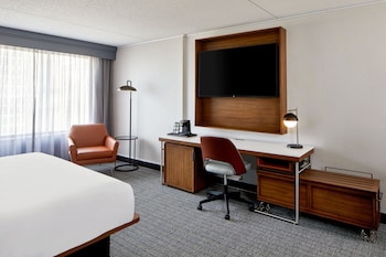 Room, 2 Queen Beds (Mobility Accessible, Tub)