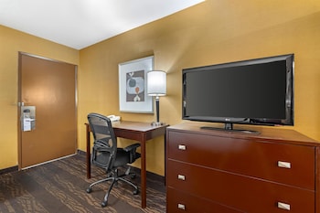 Standard Room, 1 King Bed, Non Smoking, Refrigerator & Microwave