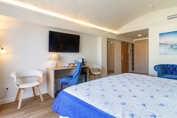 Deluxe Double Room, Terrace, Partial Sea View
