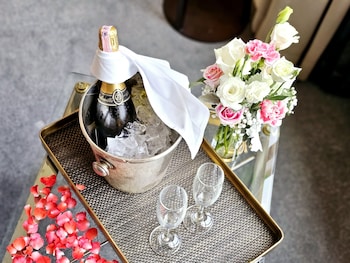 Honeymoon Suite