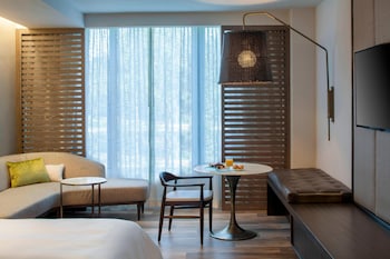 Signature Room, 1 King Bed, Resort View