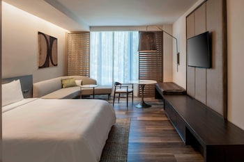 Signature Room, 1 King Bed, Resort View
