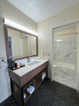 Suite, 1 King Bed with Sofa bed, Non Smoking