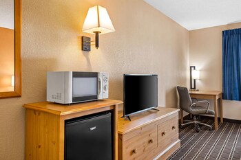 Standard Room, 2 Queen Beds, Non Smoking (Microwave & Fridge)