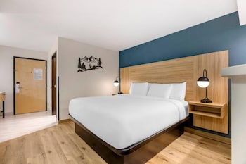 Suite, 1 King Bed, Non Smoking, Pool View (Efficiency, Balcony)