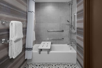 Suite, 2 Queen Beds, Accessible, Bathtub