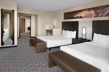 Suite, 2 Queen Beds, Accessible, Bathtub