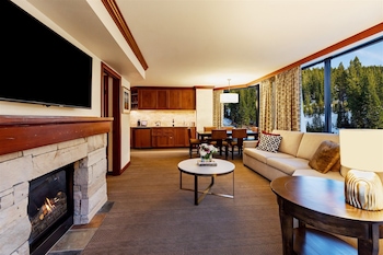 Deluxe Suite, Fireplace (Forest View)