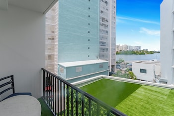 Standard Room, 1 King Bed, Balcony, Lagoon View