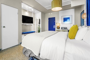 Standard Room, 1 King Bed, Balcony, Lagoon View