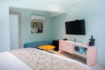 Standard Room, 1 King Bed, Roll-in Shower, Ground Floor