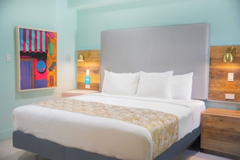 Standard Room, 1 King Bed, Roll-in Shower, Ground Floor