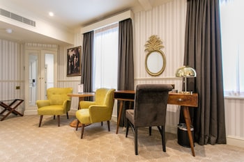 Junior Studio Suite, 1 King Bed with Sofa bed, Non Smoking