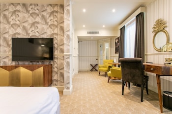 Junior Studio Suite, 1 King Bed with Sofa bed, Non Smoking