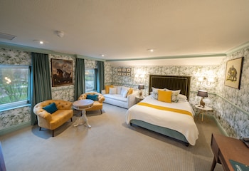 Junior Studio Suite, 1 King Bed with Sofa bed, Non Smoking