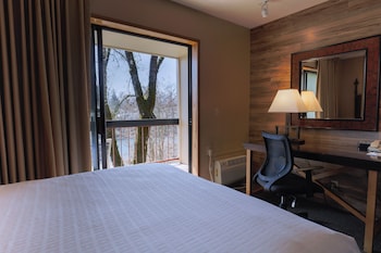 Deluxe King with Riverview