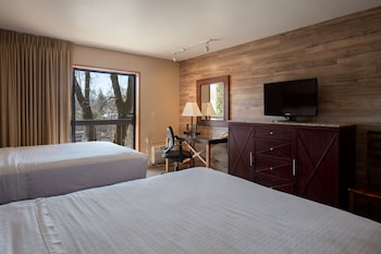 Dog Friendly Queen Queen with Riverview