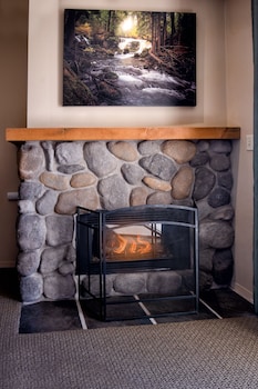 Deluxe Fireplace King with Riverview