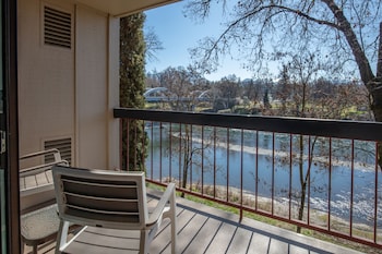 Deluxe Fireplace King with Riverview