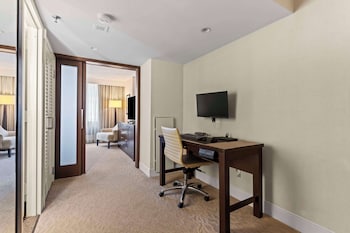 Suite, 1 King Bed (Room to Work)