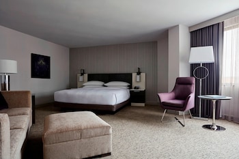 Premier Room, 1 King Bed (Hearing Accessible)