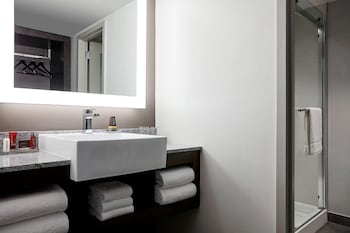 Premier Room, 1 King Bed (Hearing Accessible)