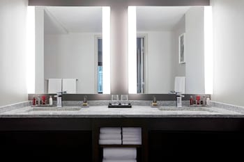Room, 1 King Bed (Hearing Accessible)
