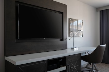 Premier Room, 1 King Bed (Hearing Accessible)