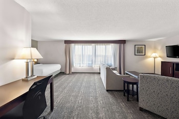 Suite, 1 King Bed, Non Smoking, Jetted Tub (Larger Room;with Sofabed)