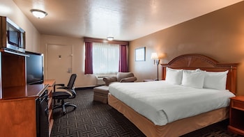 Standard Room, 1 King Bed, Non Smoking, Refrigerator & Microwave