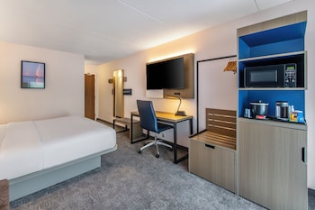 Business Room, 1 Queen Bed, Non Smoking (Upgrade, Ground Floor)