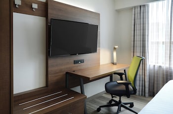Standard Room, 1 King Bed, Hearing Accessible (Roll-In Shower)