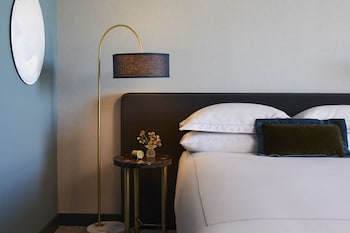 Room, 1 King Bed, Roll-in Shower (Mobility Accessible)