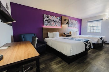 Room, 2 Queen Beds, Bathtub Grab Bars, Non Smoking